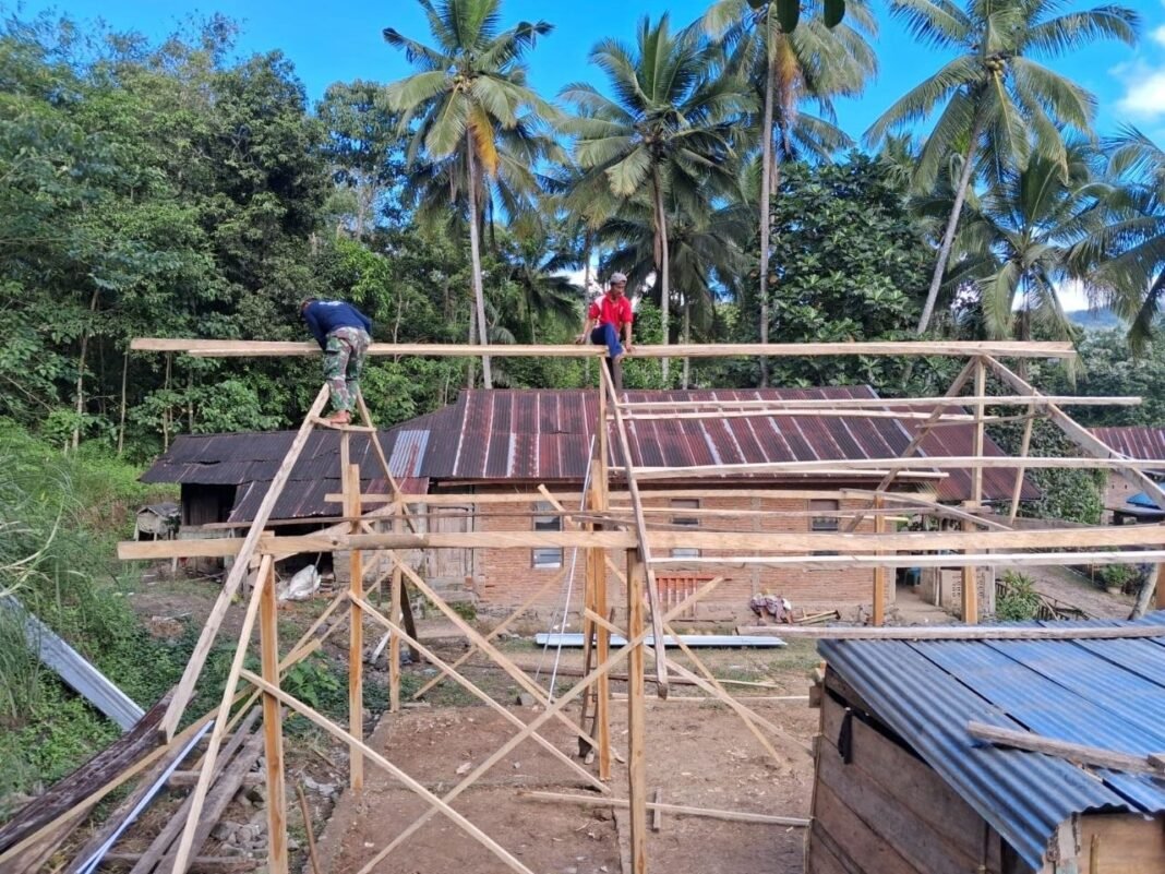Satgas TMMD Ke-129 Kodim 1407/Bone Lanjutkan Pendirian Rangka Kayu RTLH Milik Bapak Ihwan Baso