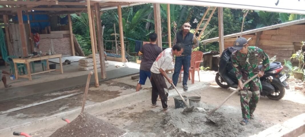 Kegiatan Pengecoran Lantai RTLH oleh Satgas TMMD Kodim 1407/Bone