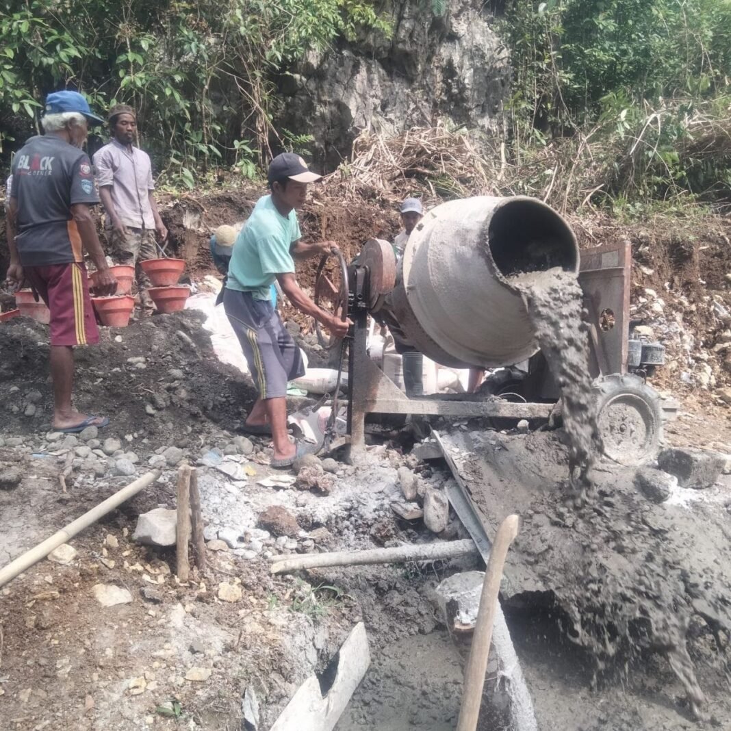 Aktivitas Pengecoran Jembatan Gantung oleh Satgas TMMD di Bone