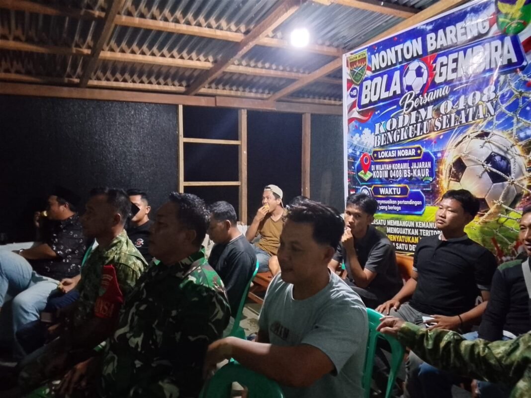 Keakraban Warga dalam Nobar Piala Dunia 2026 Bersama TNI