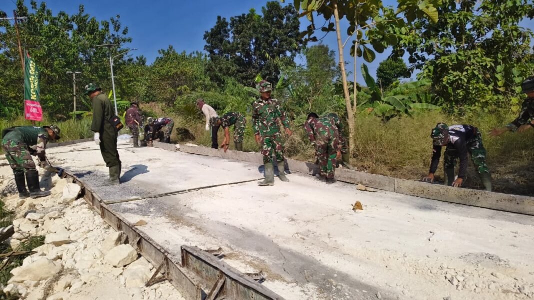 Gotong Royong TNI dan Warga Percepat Pembangunan Jalan Beton di Desa Tlemang