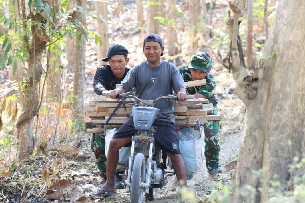 Aksi Sukarela Satgas TMMD Kodim 0812 Lamongan Bantu Warga Tlemang