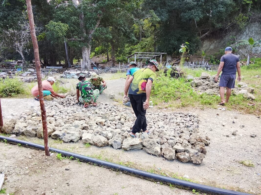Babinsa dan TNI Bersama Masyarakat Pantau Proyek Jalan di Desa Yesowo