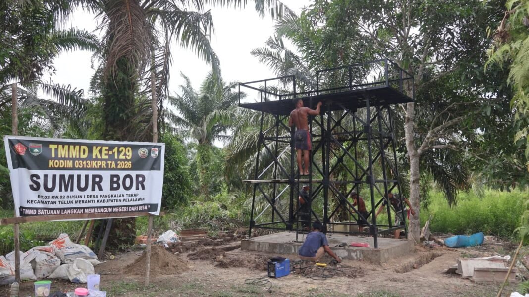 SATGAS TMMD DAN WARGA BERSINERGI MENGATASI KELANGKAAN AIR DI PESISIR
