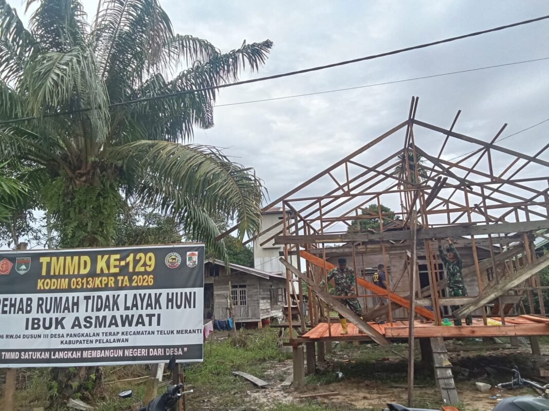 RUMAH IBU ASMAWATI DI TMMD KE-129 MENYENTUH 25 PERSEN PADA HARI KEEMPAT