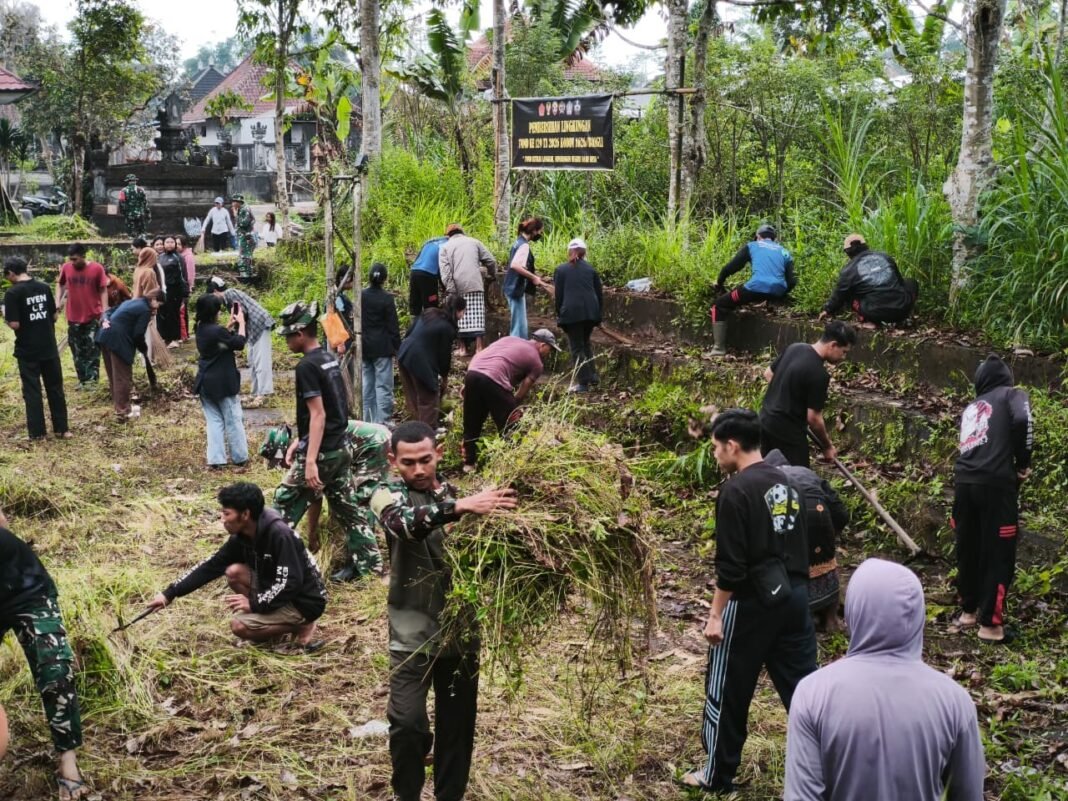 Aksi Bersih Lingkungan Desa Sekardadi dalam TMMD Ke-129