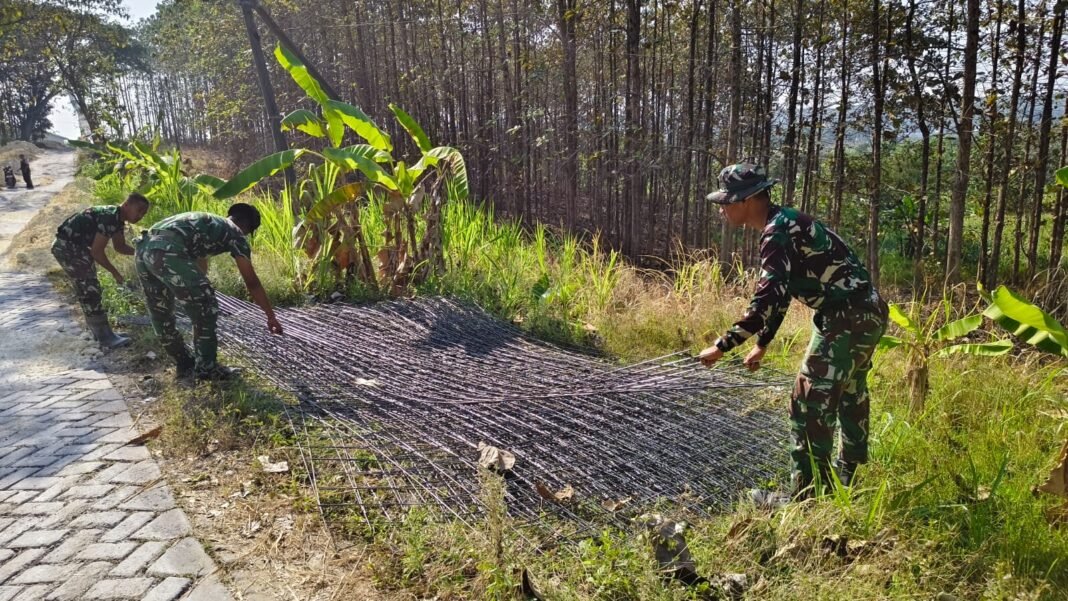 Pembangunan Jalan Desa Tlemang: Pemasangan Wiremesh oleh Satgas TMMD