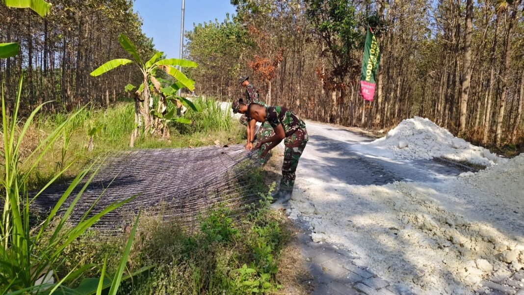 Gotong Royong dalam Pembangunan Jalan di Desa Tlemang oleh Satgas TMMD Ke-129
