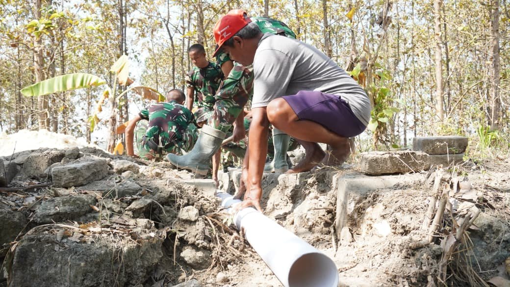 Pembangunan Pipa Irigasi oleh Satgas TMMD: Dukungan untuk Petani