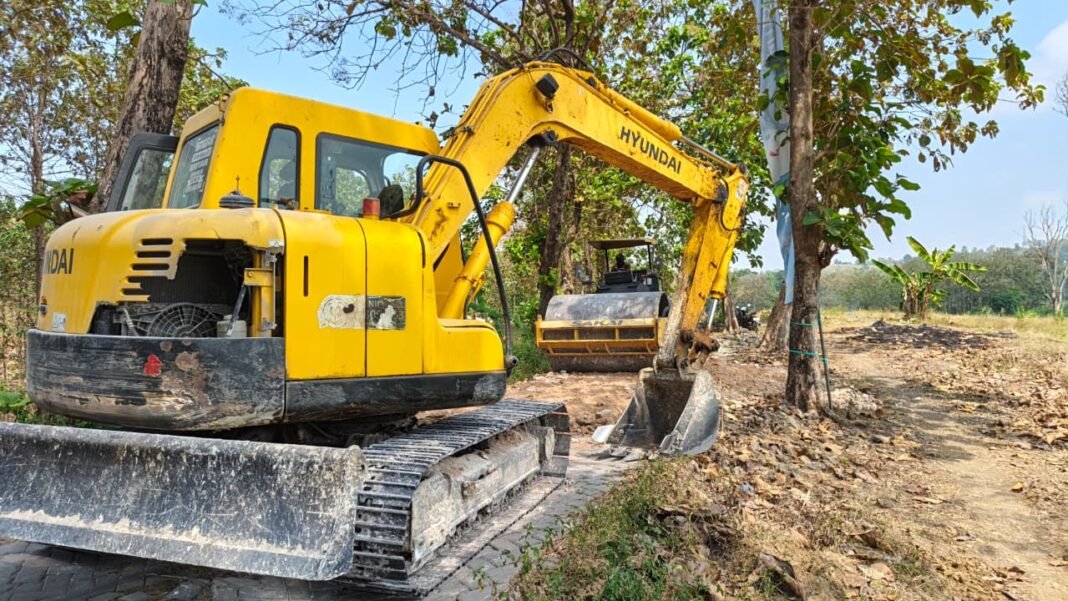 Percepat Proses Pembangunan Jalan Rabat Beton dengan Alat Berat