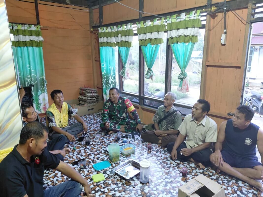 Kegiatan Komsos Babinsa Koramil 1015-08/Mentaya Hulu di Desa Tri Buana