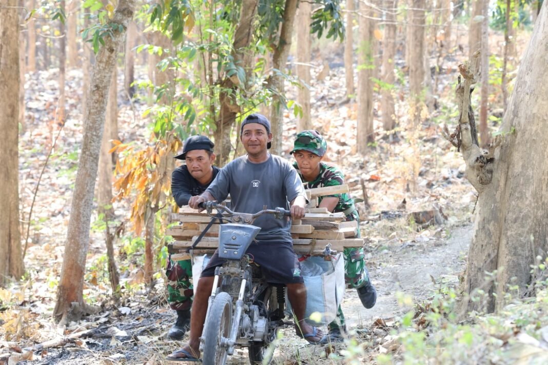 Kerja Bakti TNI di Desa Tlemang