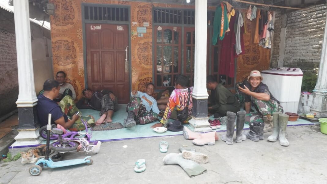 Sambil Istirahat, Satgas TMMD Ke-129 Kodim 0812/Lamongan Bangun Relasi dengan Warga Tlemang