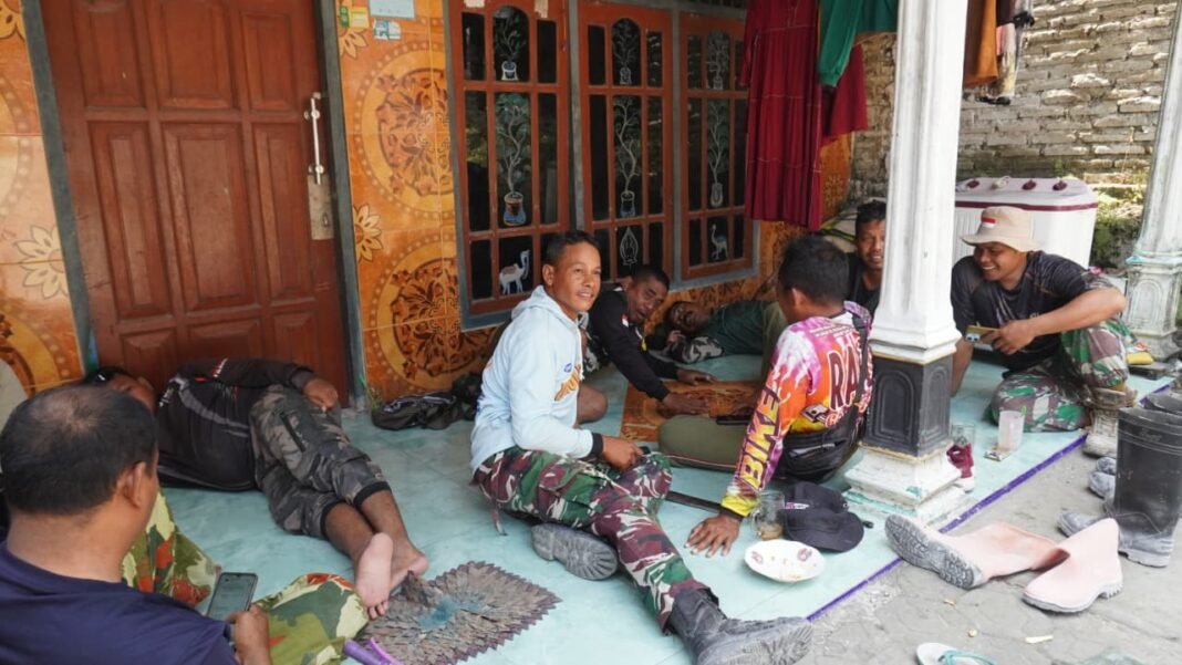 Interaksi Hangat Satgas TMMD Ke-129 dengan Warga Desa Tlemang