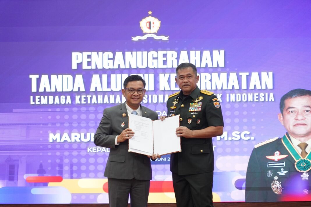 Tanda Alumni Kehormatan Lemhannas RI Disematkan kepada Kasad