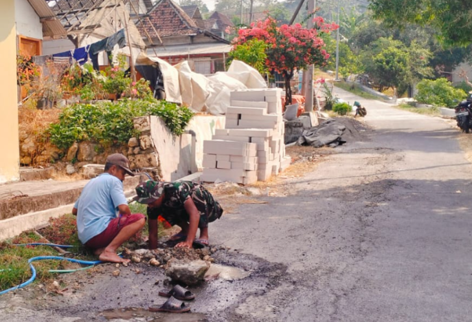 Semangat Gotong Royong Satgas TMMD dalam Memperbaiki Air Bersih di Desa Tlemang