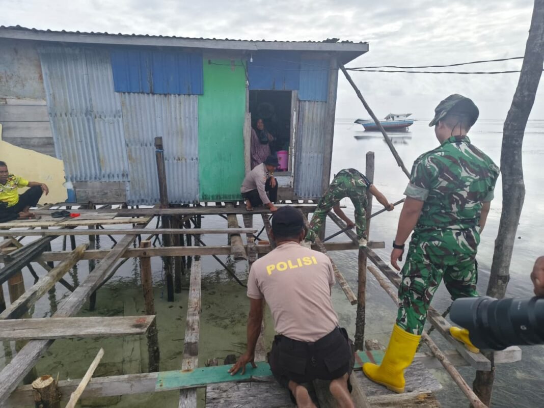 Kegiatan Gotong Royong TNI-Polri dalam Renovasi RTLH untuk Ibu Samsia