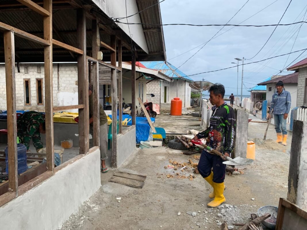 Masyarakat Dan Satgas TMMD Bekerjasama Dalam Renovasi RTLH Bapak Suhardin