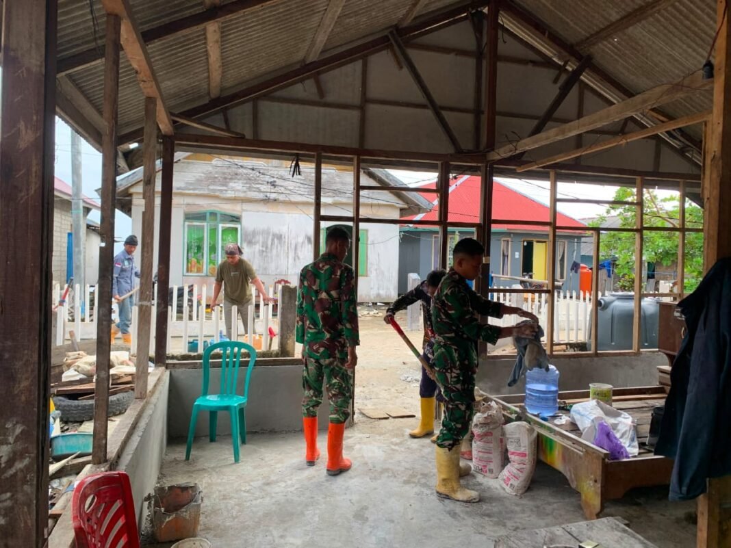 Gotong Royong Masyarakat dan Satgas TMMD dalam Renovasi RTLH Bapak Suhardin