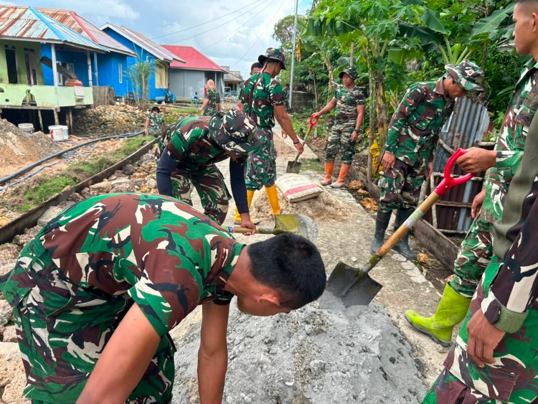 Satgas TMMD dan Warga Desa Polewali Lanjutkan Pengecoran Rabat Jalan