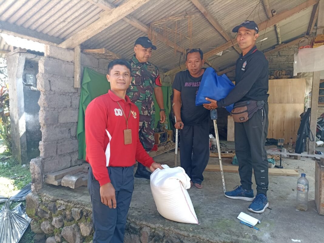 TNI Hadir Untuk Kesejahteraan Lansia, Babinsa Tohpati Dampingi Villa Rosita Tegal Besar Serahkan Sembako Di Desa Tohpati