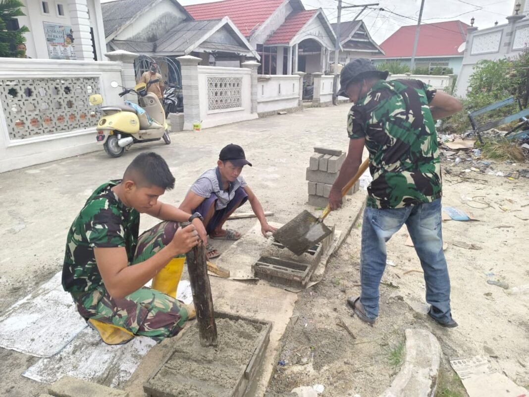 Pembangunan MCK Masjid Quba, Gotong Royong TNI dan Warga Cetak Batako
