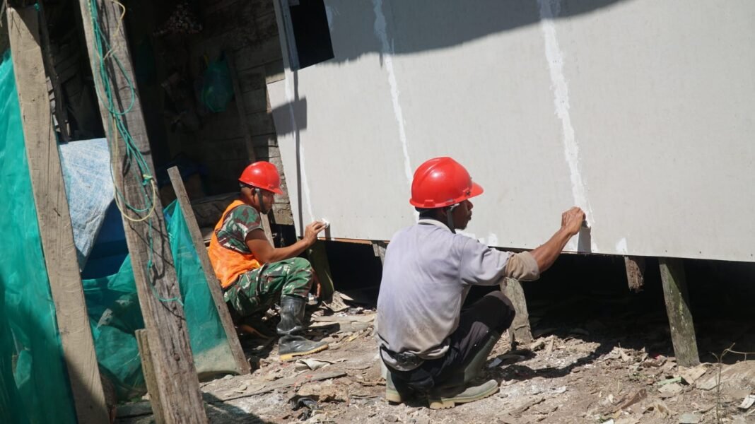 Semangat Gotong Royong Satgas TMMD dan Warga Warnai Pendempulan RTLH Ibu Wahida