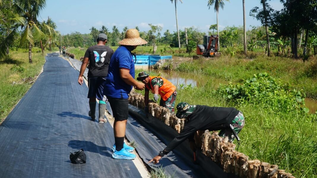Satgas TMMD Ke-129 Memperkuat Jalan Melalui Pemasangan Biotek di Kapuas