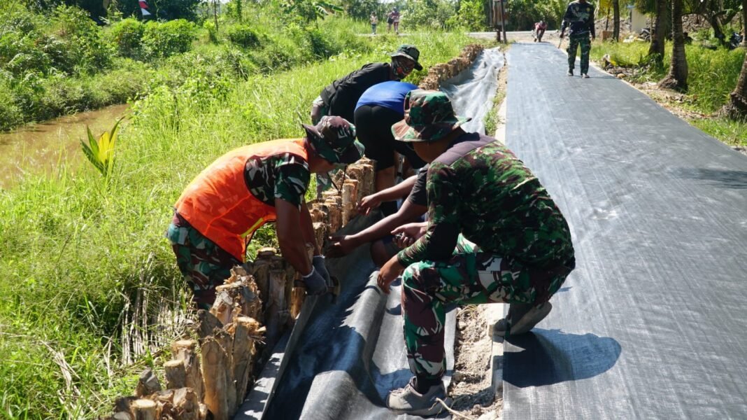 Pembangunan Jalan Melalui Gotong Royong Satgas TMMD dan Masyarakat Desa Bandaraya