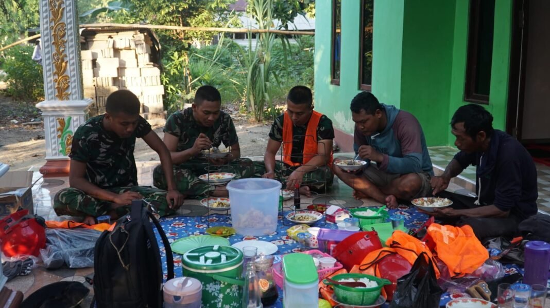 Pendekatan Sosial Satgas TMMD Ke-129 Kodim 1011 Melalui Makan Siang Bersama Warga