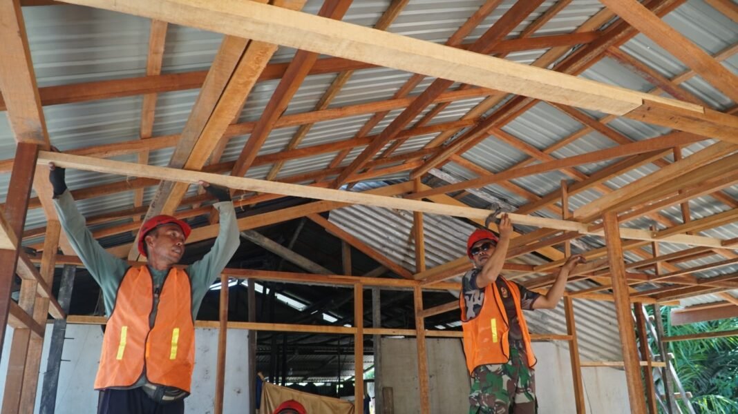 Satgas TMMD Ke-129 Teruskan Kerja Pemasangan Plafon RTLH Walianto