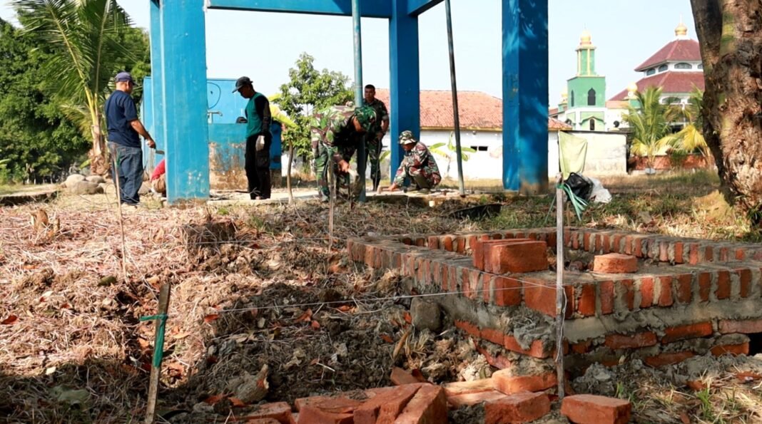 Sinergitas Satgas TMMD ke-129 dengan Warga di Desa Luwung Kencana