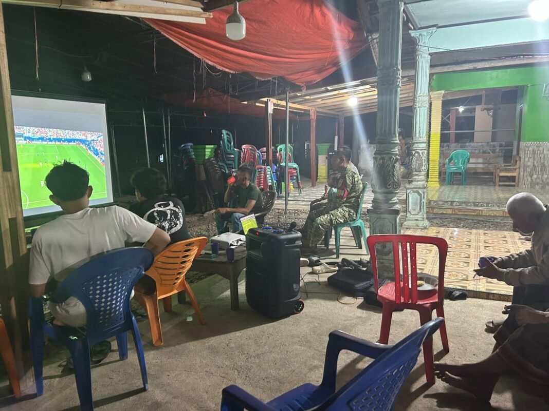 Nonton Bareng Piala Dunia, TNI dan Masyarakat Bersatu