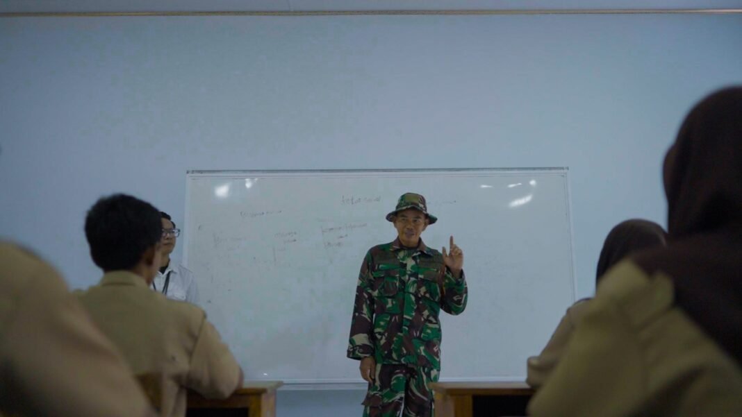 Babinsa Koramil 1407-20/Bontocani Jadi Guru Tamu, Tanamkan Wawasan Kebangsaan kepada Siswa Baru SMA Patukku