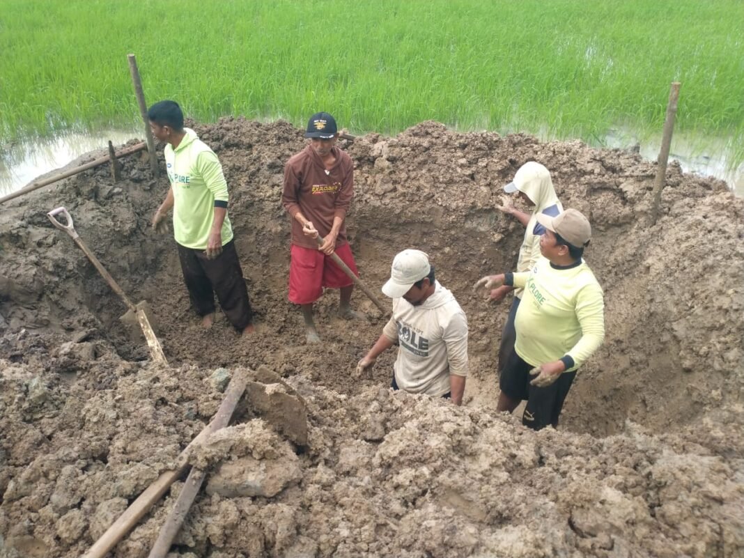 Kerjasama Warga dan TNI dalam Pembangunan Jembatan Gantung