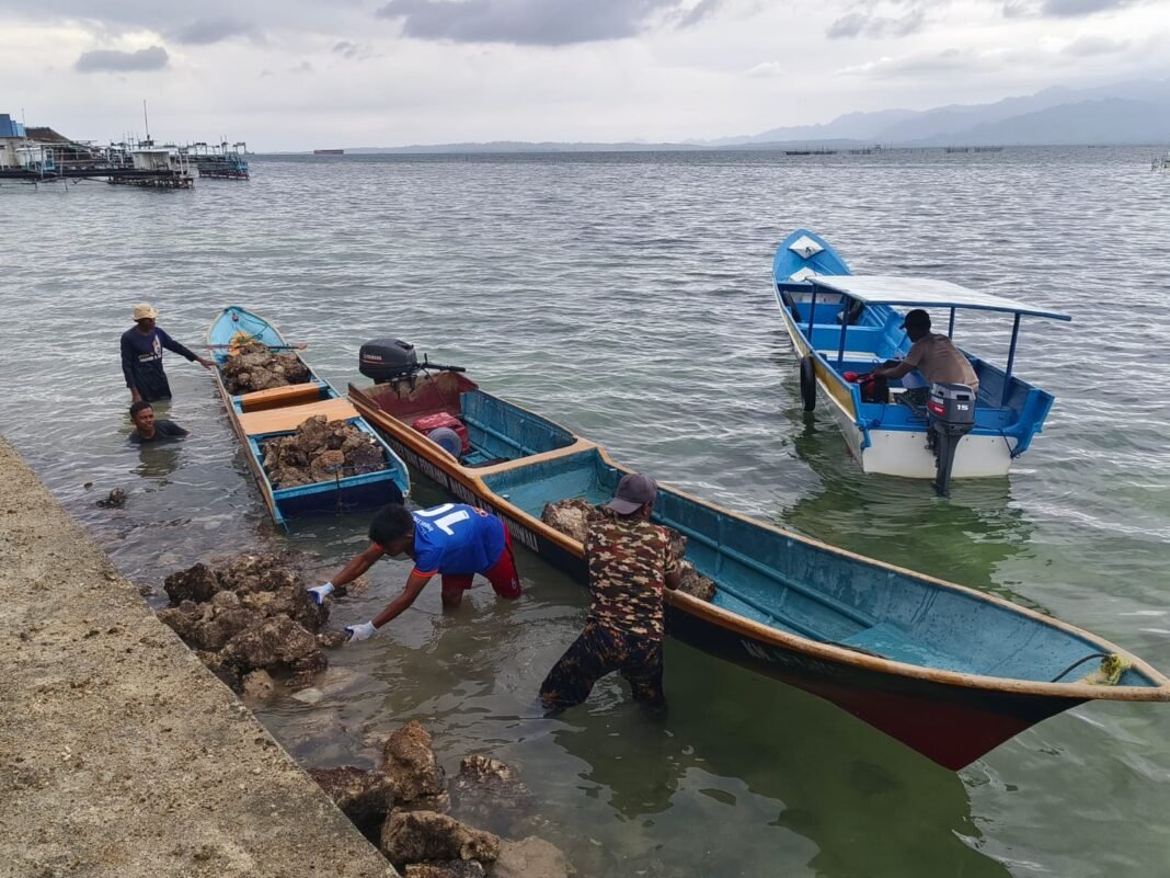 Gotong Royong Satgas TMMD dan Warga Angkut Batu Lewat Kapal Demi Kejar Target Rabat Jalan