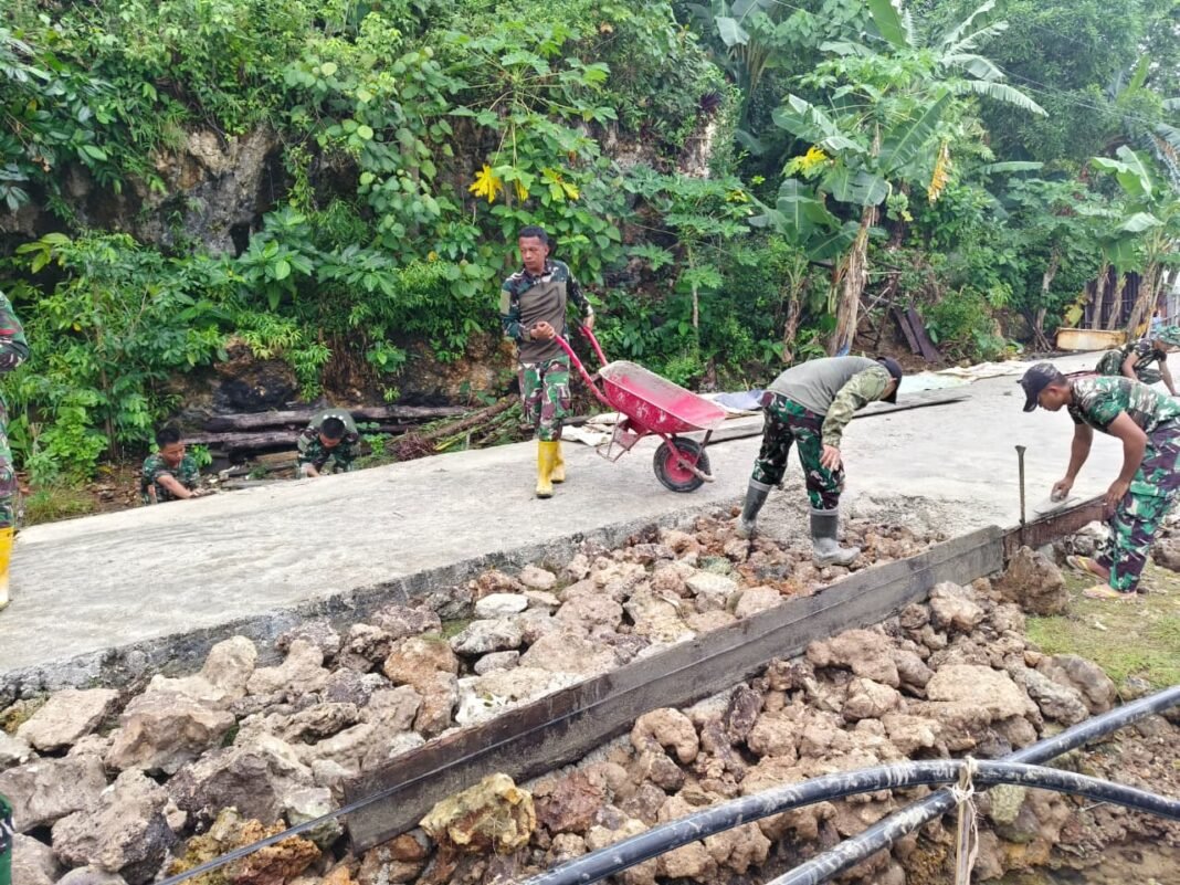 TNI Dan Masyarakat Bersinergi Di TMMD Ke-129 Pembangunan Beton