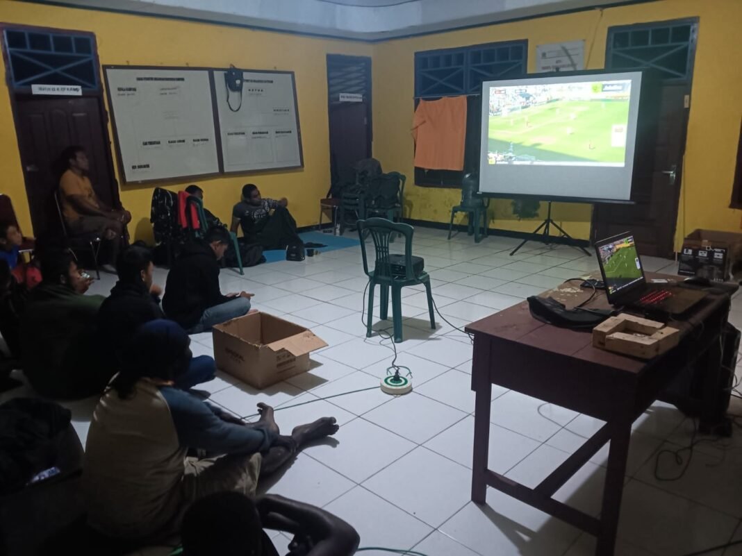 Membangun Kebersamaan Melalui Nobar Piala Dunia, TMMD Ke-129 Di Kampung Sesor