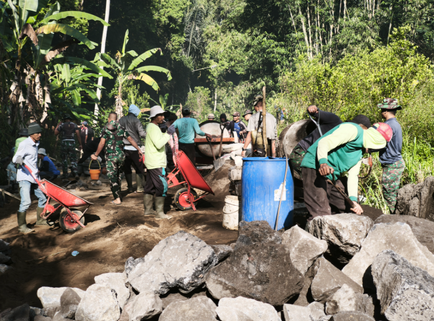 Kegiatan Gotong Royong Satgas TMMD Ke-129 Dalam Membangun Jalan di Desa Tlemang
