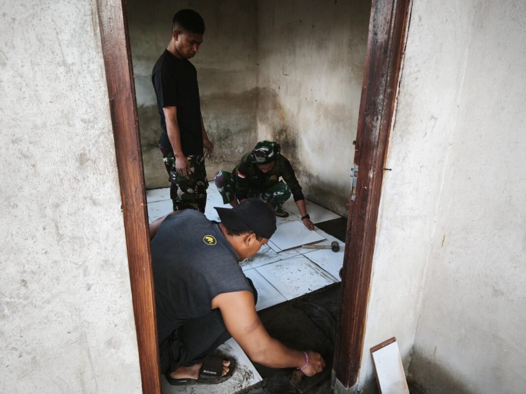 Kodim 1626/Bangli Gelar Pemasangan Keramik di Rumah I Nengah Rantia