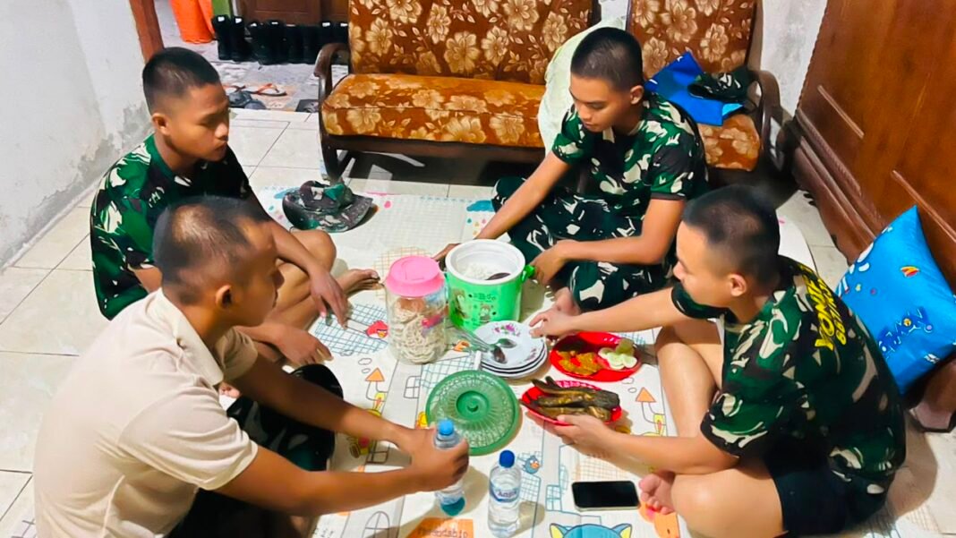 Bukan Sekadar Semboyan, Makan Sehidangan Bukti Kemanunggalan Satgas TMMD Ke-129 Kodim 0812/Lamongan dan Warga Desa Tlemang