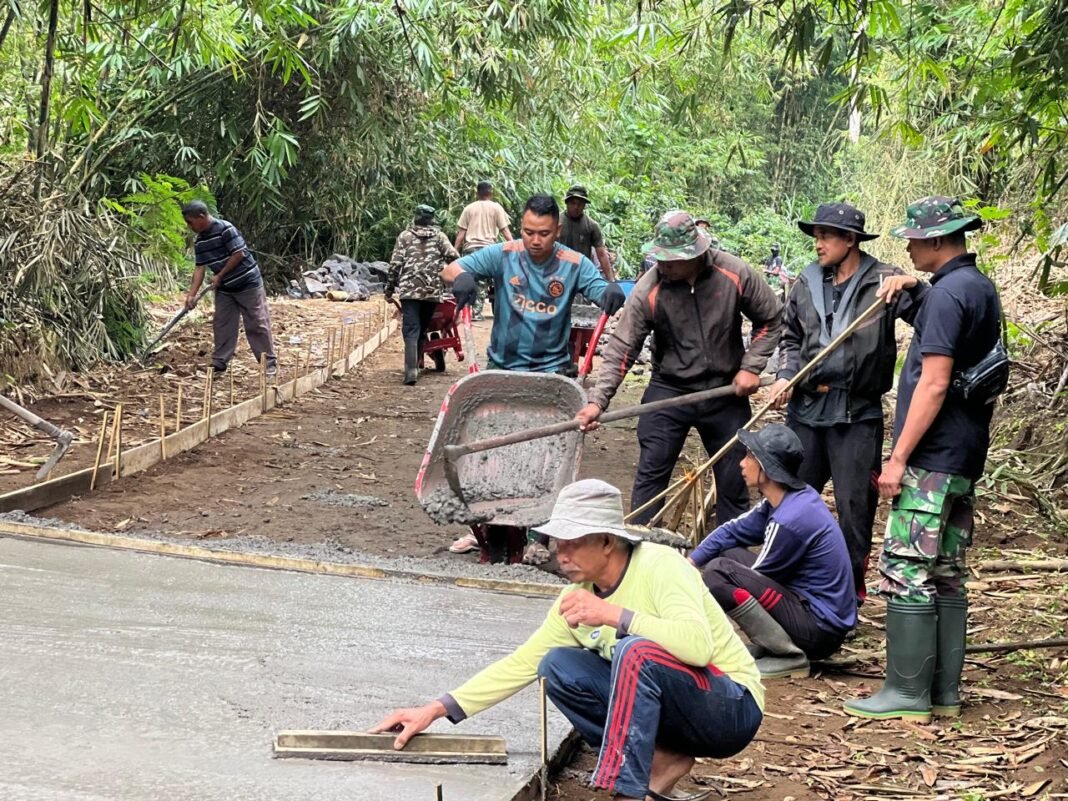 Proyek Rabat Beton TMMD Ke-129 Kodim 1626/Bangli Di Desa Sekardadi