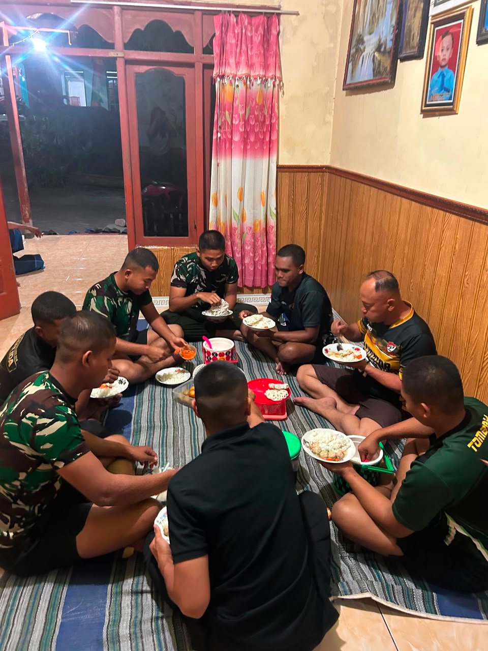 Makan Bersama Satgas TMMD Ke-129, Jembatan Komunikasi TNI dan Warga Desa Tlemang