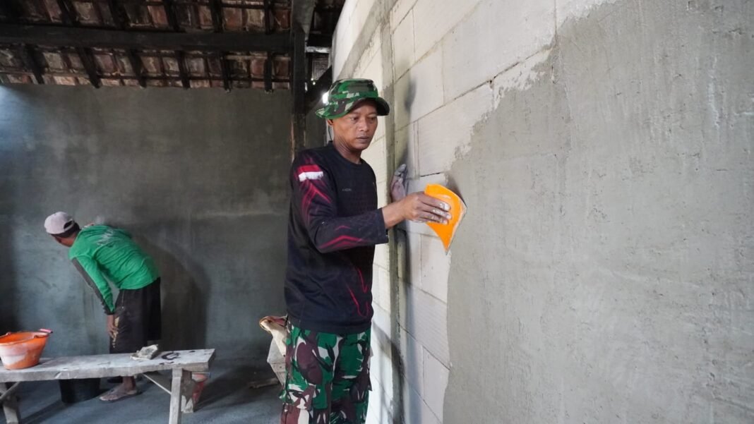 Keterampilan Plester Dinding Kopda Mar Azis Mendapat Respons Positif Dari Masyarakat Tlemang