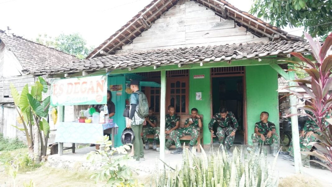 Kunjungan Anggota Satgas TMMD Ke-129 Mempercepat Usaha Ibu Nisa
