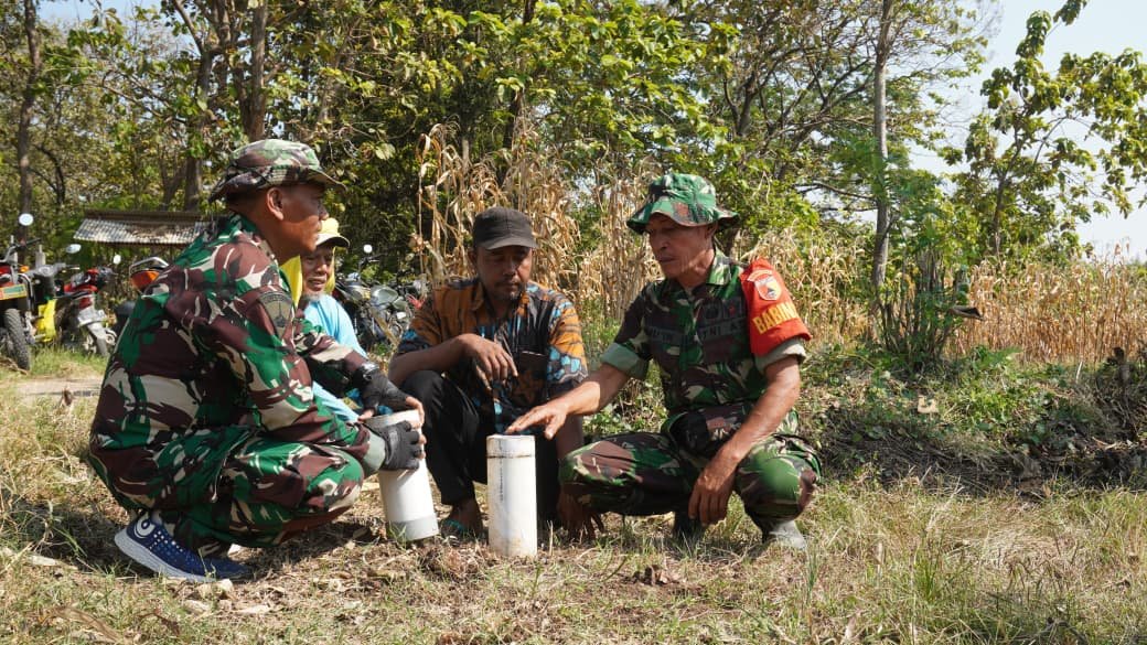 Penguatan Komunikasi Sosial oleh Babinsa di Kebun Desa Tlemang