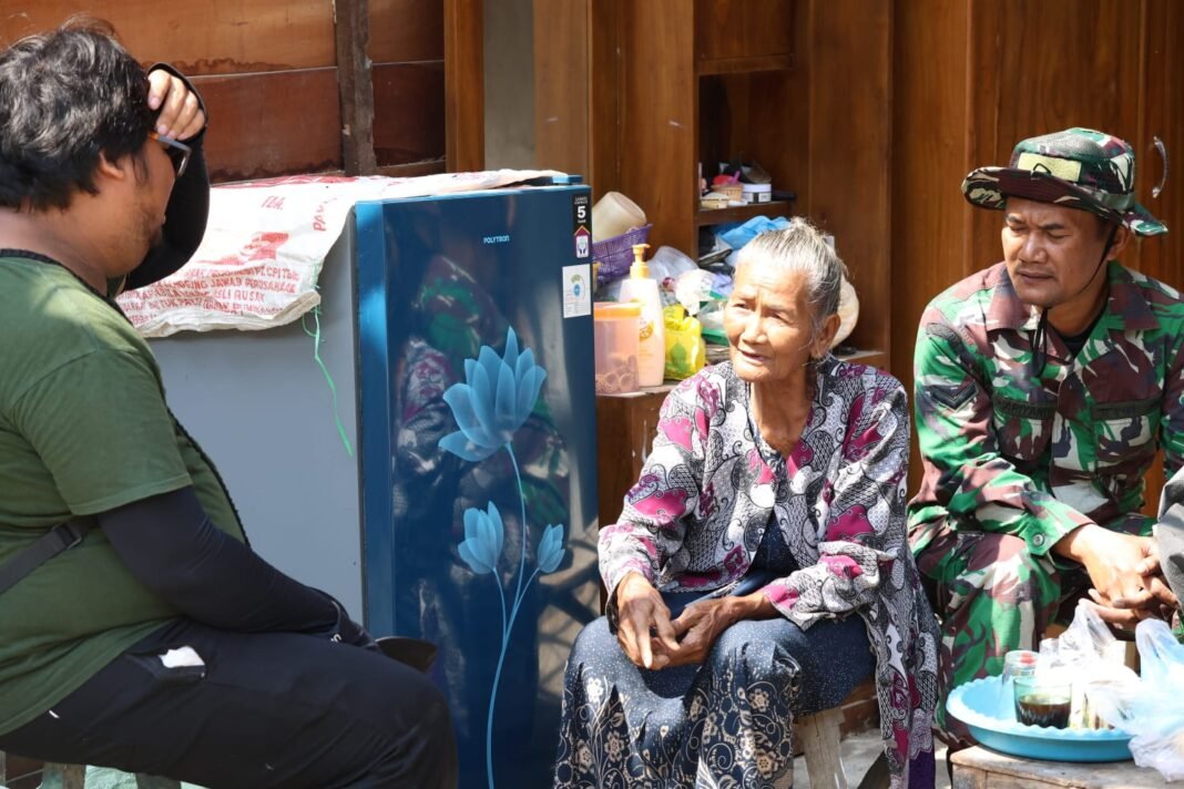 Mbah Sumiatun Berikan Energi Positif bagi Satgas TMMD 129 di Desa Tlemang