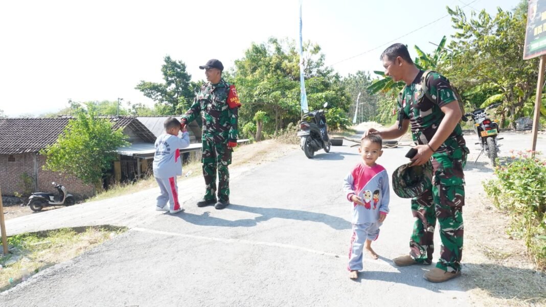 Kedekatan Satgas TMMD 129 dengan Anak-Anak Desa Tlemang Hadirkan Suasana Penuh Keceriaan