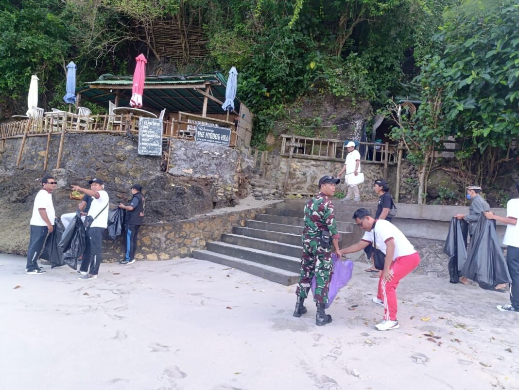 Bersih Pantai Peringati Bulan Bung karno VIII, Babinsa Sakti Tegaskan Momentum dan Simbol Kepedulian Terhadap Lingkungan Pesisir