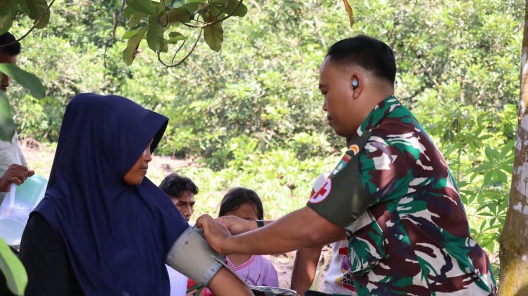 Pengobatan Gratis di Desa oleh Satgas TMMD Ke-129